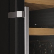 Uchwyt drążkowy z mechanizmem otwierania